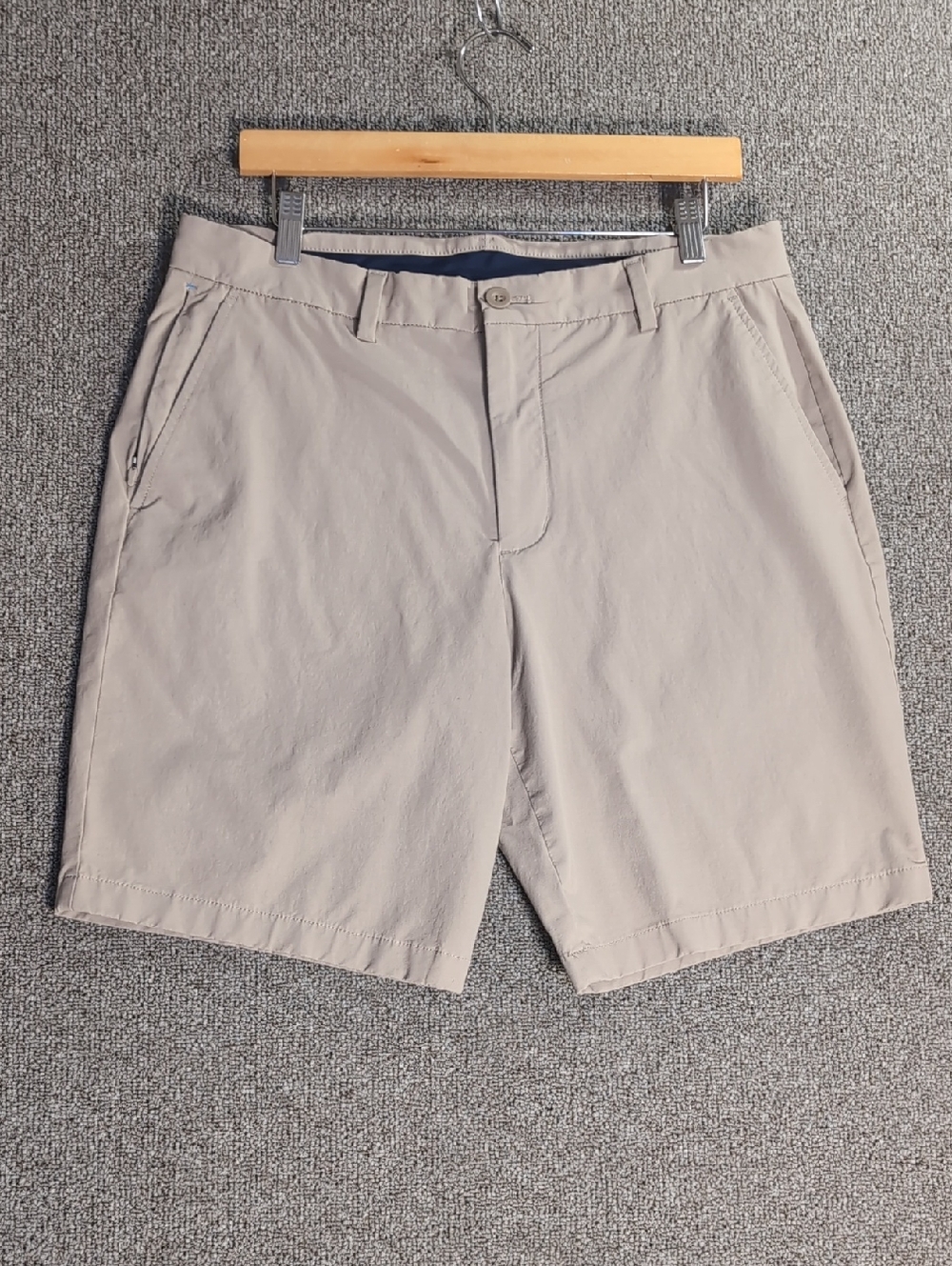 Vineyard Vines OTG On-the-Go Shorts Size 33x9" in Like Khaki Tan Stretch Golf